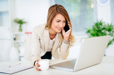 İş kadını Online laptop ve defter Office ile çalışma 