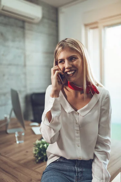 Erfolgreiche Junge Unternehmerin Spricht Büro Mit Smartphone — Stockfoto