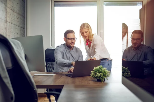 Jonge Succesvolle Zakenvrouw Ondernemer Werkzaam Kantoor — Stockfoto