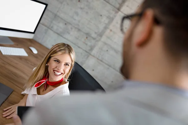 Jóvenes Colegas Negocios Exitosos Analizando Proyecto Oficina — Foto de Stock