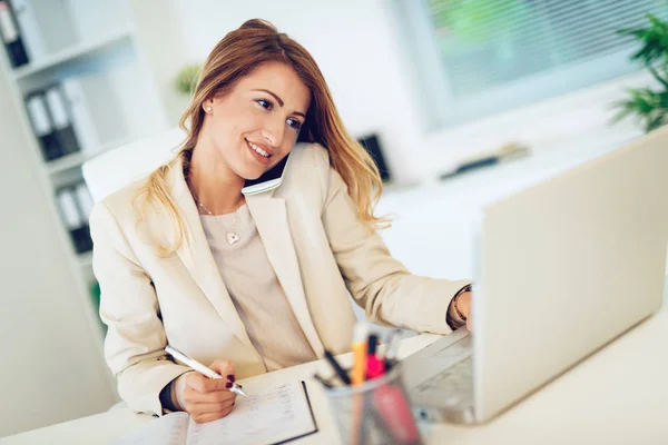 Geschäftsfrau Arbeitet Büro Online Mit Laptop Und Notebook — Stockfoto