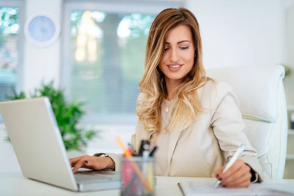 Geschäftsfrau Arbeitet Büro Online Mit Laptop Und Notebook — Stockfoto