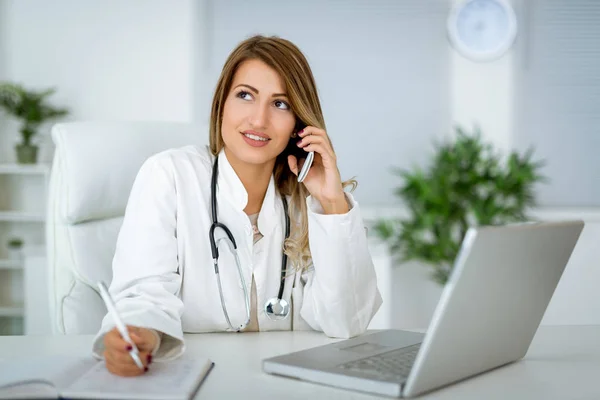 Young Female Doctor Using Smartphone Bright Office — Stock Photo, Image