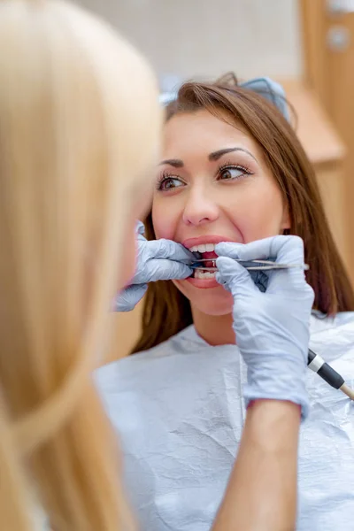 Ung Kvinna Besök Tandläkare Kontor Och Tandläkare Reparation Tänder — Stockfoto