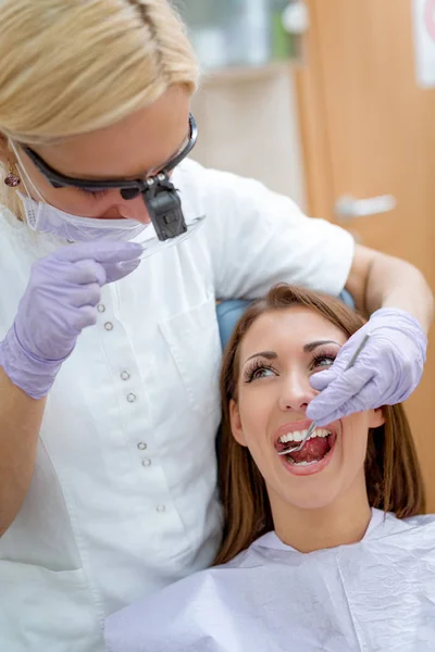 Junge Frau Besuch Zahnarztpraxis Und Zahnarzt Repariert Zähne — Stockfoto