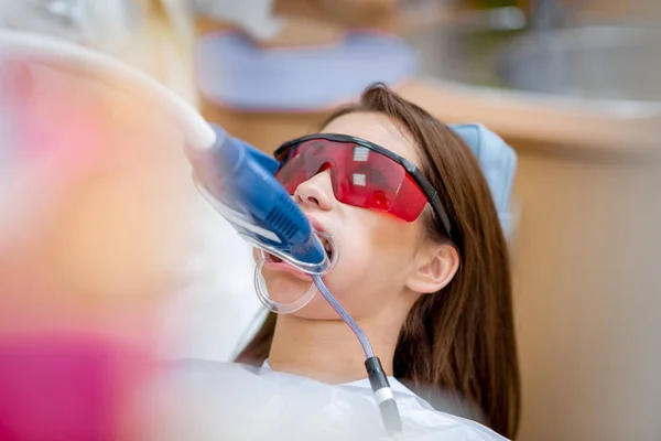 Jeune Femme Dans Cabinet Dentiste Blanchissant Les Dents Lumière Ultraviolette — Photo