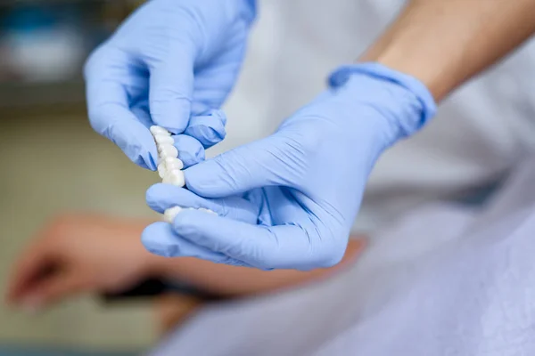 Vista Cercana Del Dentista Mostrando Coronas Porcelana Paciente —  Fotos de Stock