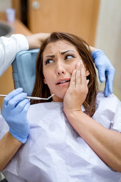Mujer Joven Visita Consultorio Del Dentista Dientes Reparación Del Dentista — Foto de Stock