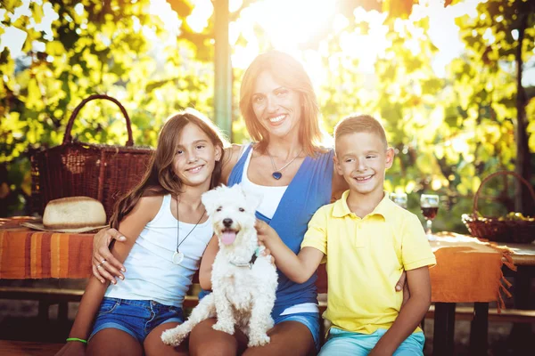 Lächelnde Mutter Und Kinder Mit Hund Beim Picknick Weinberg — Stockfoto