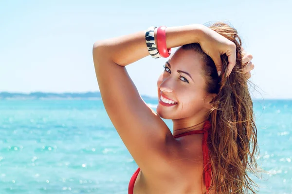 Mujer Joven Relajándose Posando Playa —  Fotos de Stock