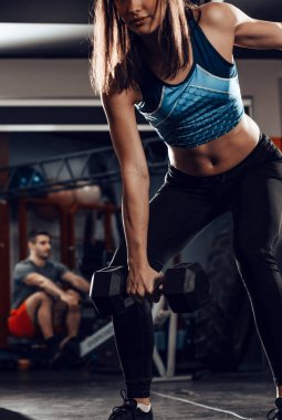 Kaslı kadın dumbbell vasıl jimnastik salonu ile zor egzersiz yaparak