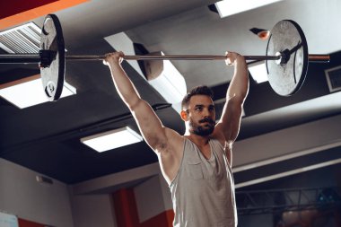 Halter halter salonunda genç kaslı adam