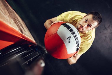 kas delikanlı duvar topu vasıl jimnastik salonu ile egzersiz yaparak