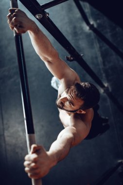 Spor salonunda pull-up egzersiz yaparak güçlü kas delikanlı