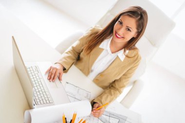 çalışma ve office planları çözümleme genç kadın mimar