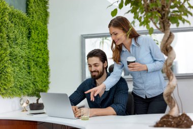 Genç işkadını ve office projesinde analiz işadamı