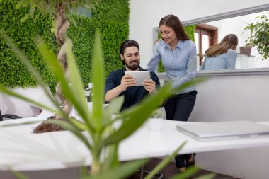 Genç işkadını ve office projesinde analiz işadamı