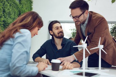 genç mühendisler yel değirmenleri enerji proje Office söz