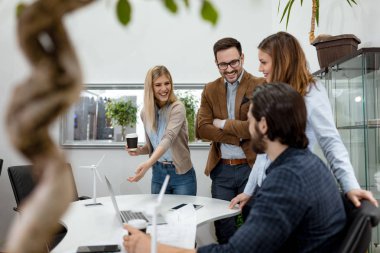 genç mühendisler yel değirmenleri enerji proje Office söz