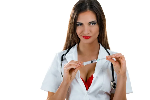年轻的感性护士与注射器在手上摆出白色背景 — 图库照片