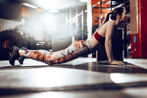 Молодая Мускулистая Женщина Тренирующаяся Спортзале — стоковое фото