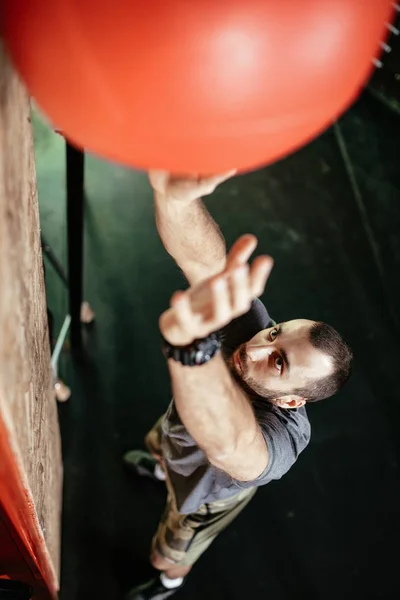 Junger Muskulöser Mann Turnt Mit Wandball Fitnessstudio — Stockfoto