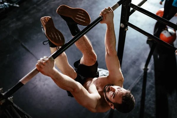 Starker Junger Muskulöser Mann Der Fitnessstudio Mit Zehen Der Bar — Stockfoto