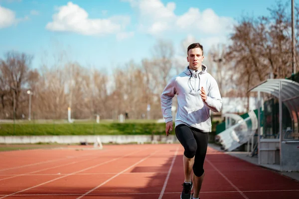 Atlético Forma Joven Corriendo Pista Tartán Estadio —  Fotos de Stock