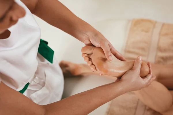 Close View Young Female Therapist Massaging Female Foot Beauty Salon — Stock Photo, Image