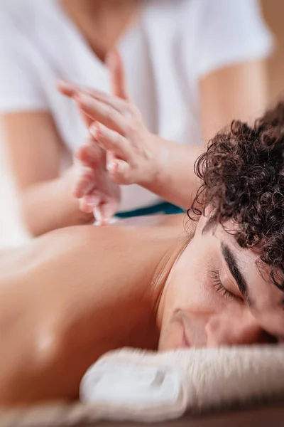 Junger Mann Genießt Entspannende Rückenmassage Wellness Salon — Stockfoto