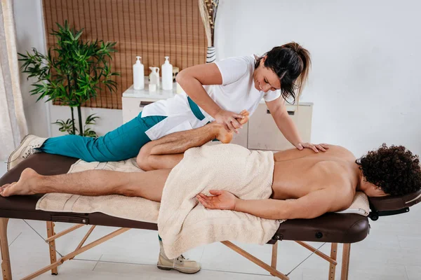 Homem Recebendo Massagem Saudável Perna Por Jovem Terapeuta Spa Centro — Fotografia de Stock