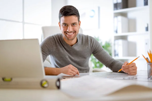 Joven Constructor Masculino Analizando Plano Escritorio Oficina — Foto de Stock