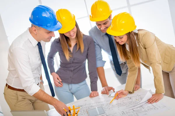 Equipo Jóvenes Arquitectos Discutiendo Planes Construcción Oficina — Foto de Stock