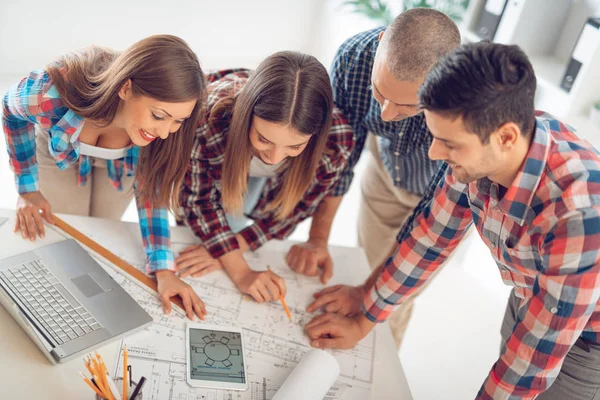 Jovem Equipe Design Discutindo Planos Construção Com Tablet Escritório — Fotografia de Stock