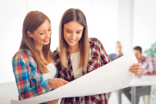 Jóvenes Dos Mujeres Diseñadoras Discutiendo Sobre Planes Oficina —  Fotos de Stock