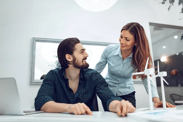 Giovani Ingegneri Parlano Progetti Energetici Dei Mulini Vento Ufficio — Foto Stock