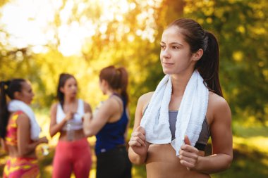 Genç sportif kadın Şehir Parkı egzersiz germe sonra rahatlatıcı