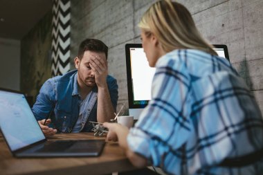 Genç başarılı işkadını ve çalışma office iş adamı