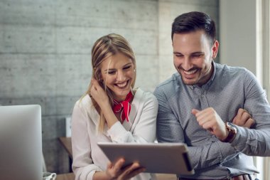 Genç başarılı işkadını ve tablet ofisteki çalımakta işadamı