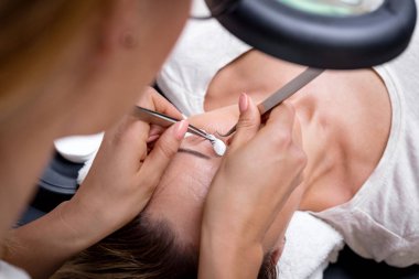 Şevval Özçelik Güzellik uzun kirpik genç kadına uygulayarak görünümünü kapat