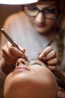 Şevval Özçelik Güzellik uzun kirpik genç kadına uygulayarak görünümünü kapat