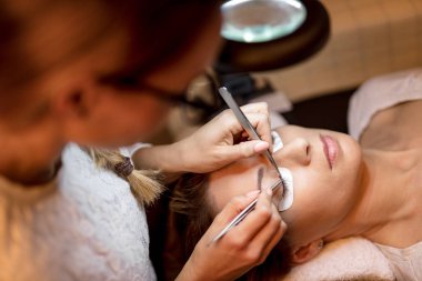 Şevval Özçelik Güzellik Güzellik Salonu genç kadın uzun kirpik uygulamak