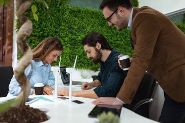 genç mühendisler alternatif enerji projesi Minyatürler yel türbinleri ile bakıyor