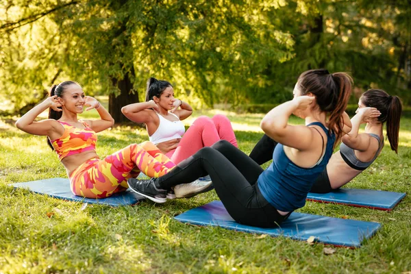 Quatre Jeunes Femmes Font Exercice Assis Dans Parc Ville — Photo