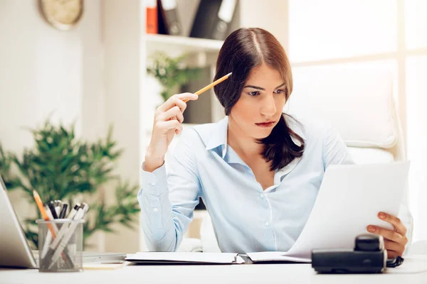 Junge Geschäftsfrau Arbeitet Schreibtisch Büro — Stockfoto