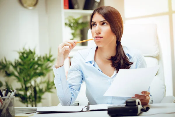 Jovem Empresária Trabalhando Mesa Escritório — Fotografia de Stock