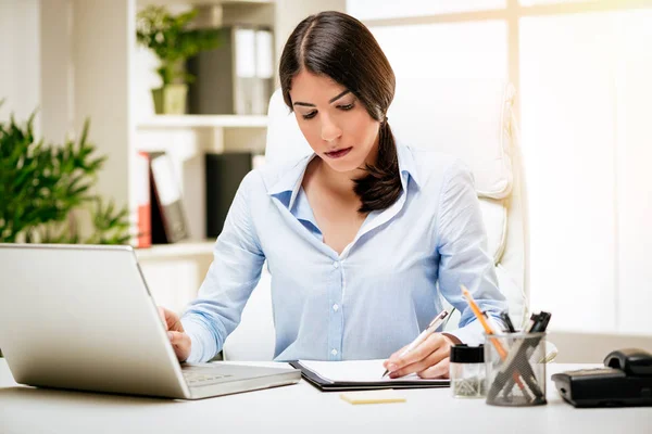 Junge Geschäftsfrau Arbeitet Schreibtisch Büro — Stockfoto