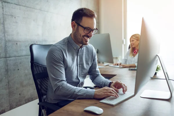 Joven Empresaria Exitosa Hombre Negocios Que Trabaja Cargo — Foto de Stock