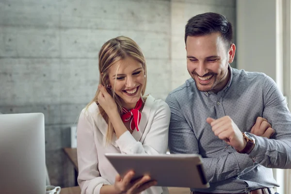 Junge Erfolgreiche Geschäftsfrau Und Geschäftsfrau Arbeitet Büro Mit Tablet — Stockfoto