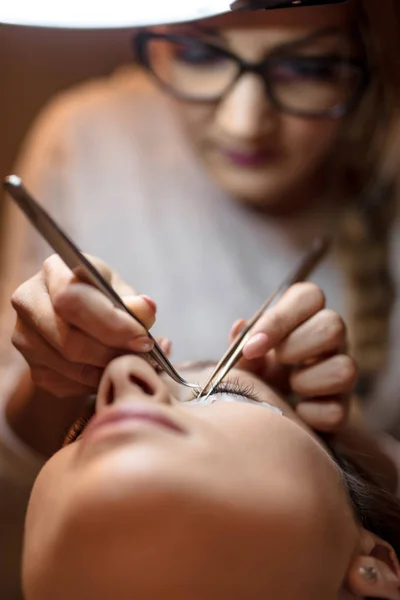 Vista Próxima Esteticista Aplicando Pestanas Estendidas Para Mulher Jovem — Fotografia de Stock